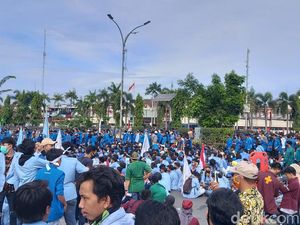 Massa Demo Tolak UU Omnibus Law Geruduk Kantor Gubernur Riau