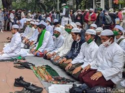 Massa Mulai Berdatangan ke Patung Kuda