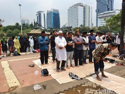 Jelang Demo, Massa PA 212 dkk Salat Zuhur di Jalan Medan Merdeka Barat