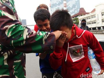 Mau Demo Dihadang TNI, Para Siswa Ini Salim Mau Demo Dihadang TNI, Para Siswa Ini Salim