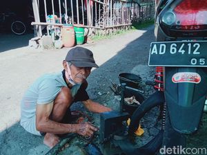Inspiratif, Mbah Waluyo Penambal Ban yang Anaknya Kini Bergelar Dokter