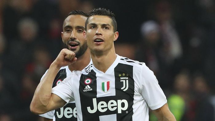 Medhi Benatia MILAN, ITALY - NOVEMBER 11: (L-R) Medhi Benatia and Cristiano Ronaldo of Juventus FC celebrate a victory at the end of the Serie A match between AC Milan and Juventus at Stadio Giuseppe Meazza on November 11, 2018 in Milan, Italy. (Photo by Marco Luzzani/Getty Images)
