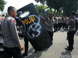 Melihat Personel Polisi Melakukan Persiapan Pengamanan Demo