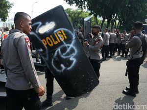 Melihat Personel Polisi Melakukan Persiapan Pengamanan Demo