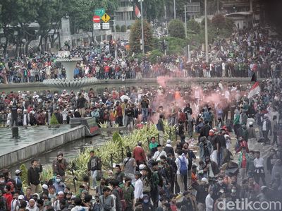 Menjelang Petang, Massa Aksi di Patung Kuda Mulai Ricuh
