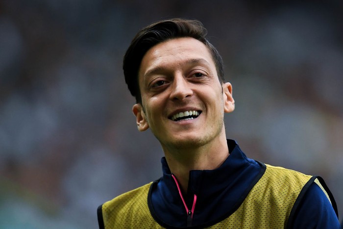 LISBON, PORTUGAL - OCTOBER 25:  Mesut Ozil of Arsenal FC warms up during the UEFA Europa League Group E match between Sporting CP and Arsenal at Estadio Jose Alvalade on October 25, 2018 in Lisbon, Portugal.  (Photo by David Ramos/Getty Images)