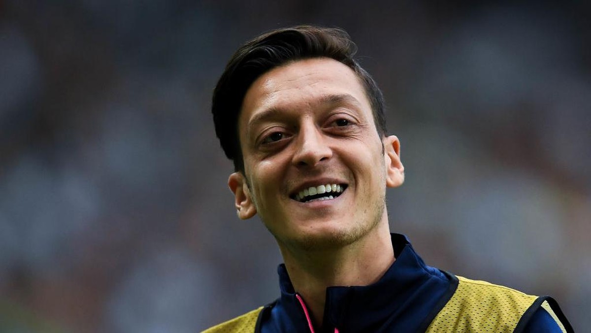 Kiper Arsenal Bernd Leno mengatakan, Mesut Oezil tetap profesional meski diasingkan. (Foto: Getty Images/David Ramos)