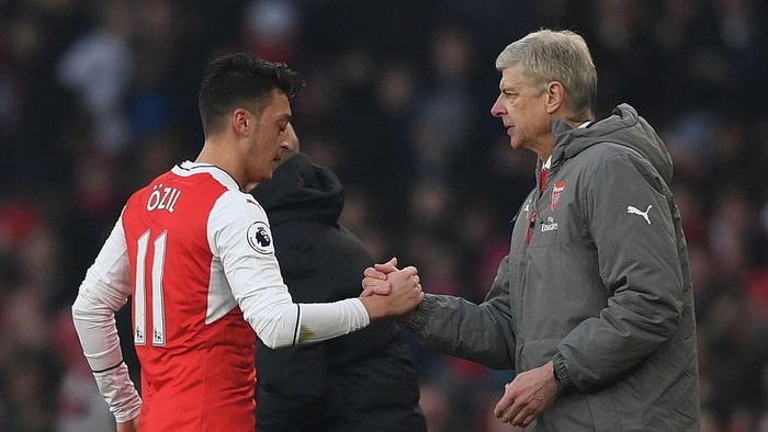LONDON, ENGLAND - JANUARY 22: Mesut Ozil of Arsenal shakes hands with Arsene Wenger, Manager of Arsenal after substituted during the Premier League match between Arsenal and Burnley at the Emirates Stadium on January 22, 2017 in London, England.  (Photo by Shaun Botterill/Getty Images)