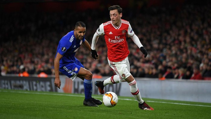 LONDON, ENGLAND - FEBRUARY 27: Mesut Ozil of Arsenal is challenged by Youssef El Arabi of Olympiakos during the UEFA Europa League round of 32 second leg match between Arsenal FC and Olympiacos FC at Emirates Stadium on February 27, 2020 in London, United Kingdom. (Photo by Mike Hewitt/Getty Images)