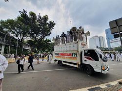 Video Geliat Massa Demo Tolak Omnibus Law di Patung Kuda