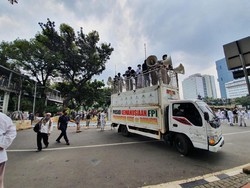 Video Geliat Massa Demo Tolak Omnibus Law di Patung Kuda