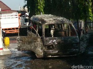 Sebuah Mobil Terbakar Usai Isi BBM di Pasuruan, DIduga Korsleting