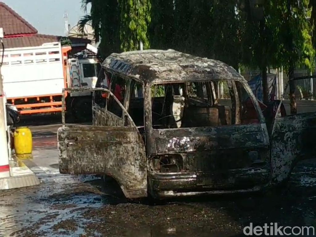 Sebuah Mobil Terbakar Usai Isi BBM di Pasuruan, DIduga Korsleting Sebuah Mobil Terbakar Usai Isi BBM di Pasuruan, DIduga Korsleting