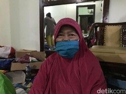 Cerita Nenek Amsani Terjebak Banjir Ciganjur Hingga Digendong Petugas Evakuasi