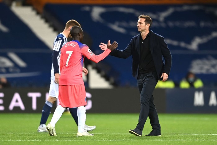 WEST BROMWICH, ENGLAND - SEPTEMBER 26: Frank Lampard, Manager of Chelsea and Ngolo Kante of Chelsea interact following their draw in the Premier League match between West Bromwich Albion and Chelsea at The Hawthorns on September 26, 2020 in West Bromwich, England. Sporting stadiums around the UK remain under strict restrictions due to the Coronavirus Pandemic as Government social distancing laws prohibit fans inside venues resulting in games being played behind closed doors. (Photo by Laurence Griffiths/Getty Images)