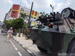 Ketangguhan Panser Anoa yang Siaga di Glodok untuk Pengawalan Demo