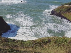Bukan Nusa Penida Bali, Ini Pantai Menganti di Kebumen