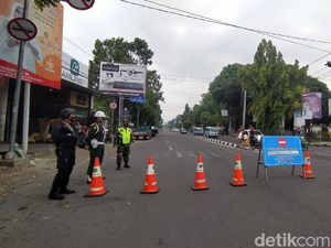 Batasi Aktivitas Warga, Pemkot Cirebon Buka Tutup Jalan di 9 Titik