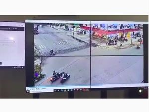 Detik-detik Pemotor Wanita di Palu Tabrak Kawat Berduri Detik-detik Pemotor Wanita di Palu Tabrak Kawat Berduri