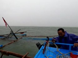 Puluhan Perahu Nelayan Hanyut Terbawa Arus Banjir Bandang Garut Selatan