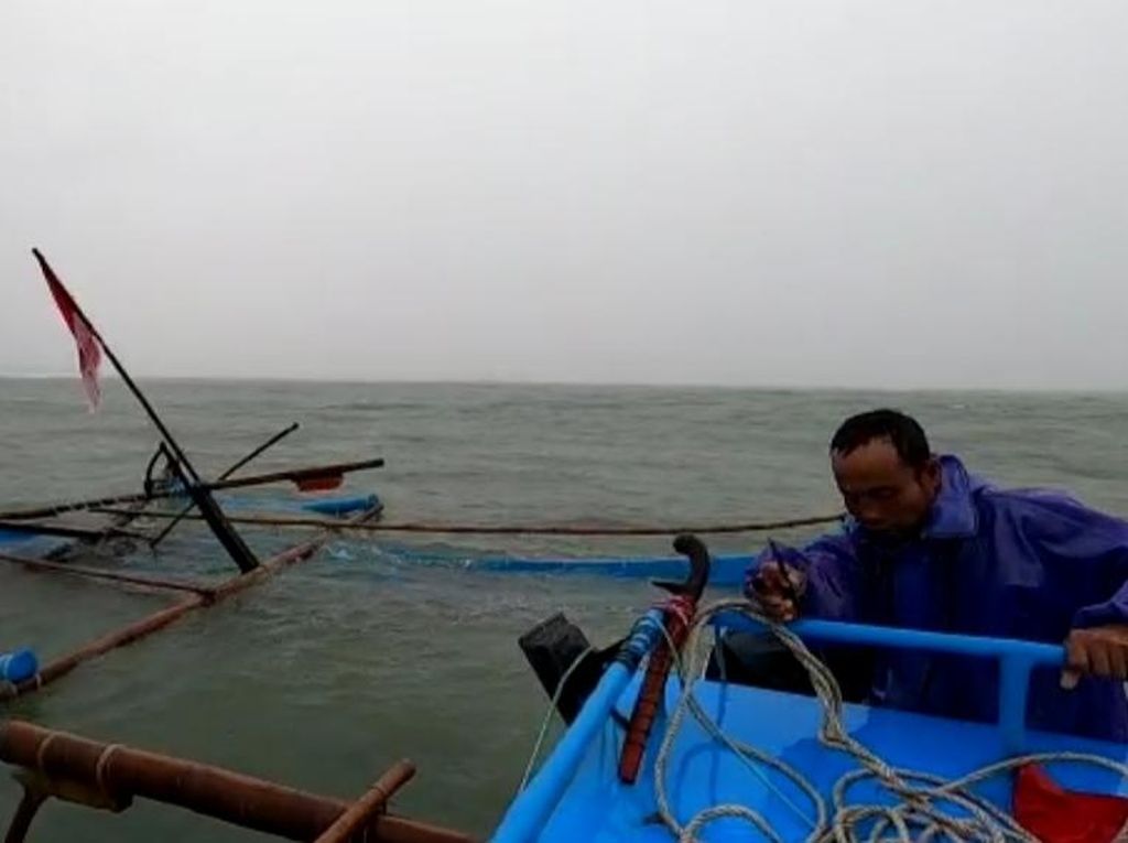 Puluhan Perahu Nelayan Hanyut Terbawa Arus Banjir Bandang Garut Selatan Puluhan Perahu Nelayan Hanyut Terbawa Arus Banjir Bandang Garut Selatan