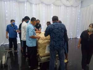 Diterbangkan dari Singapura, Jenazah Robby Sumampow Tiba di Solo Diterbangkan dari Singapura, Jenazah Robby Sumampow Tiba di Solo