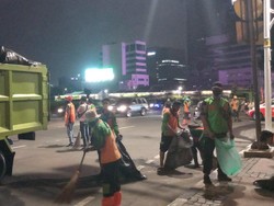 Dinas LH Jakpus Bersihkan Puing-puing Sisa Kerusuhan di Tugu Tani
