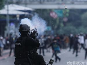 Update Per Pukul 19.30 WIB: Aksi Mereda, Massa Terpusat di Jatibaru Jakpus