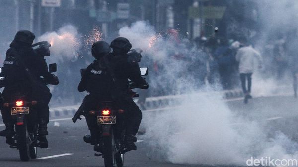 Melihat Aksi Polisi Bermotor Bubarkan Perusuh di Gambir