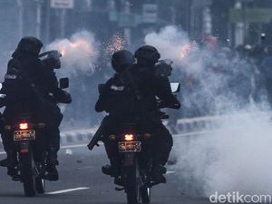 Melihat Aksi Polisi Bermotor Bubarkan Perusuh di Gambir