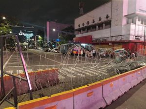 Jalan Menuju Istana Masih Ditutup, Polisi Berjaga di Kawasan Harmoni Jalan Menuju Istana Masih Ditutup, Polisi Berjaga di Kawasan Harmoni