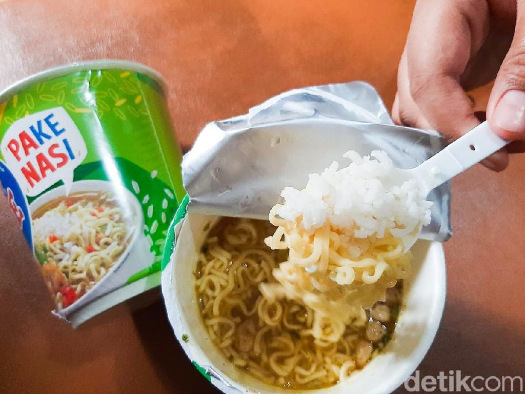 Begini Sensasi Makan Pop Mie Pake Nasi yang Lagi Viral