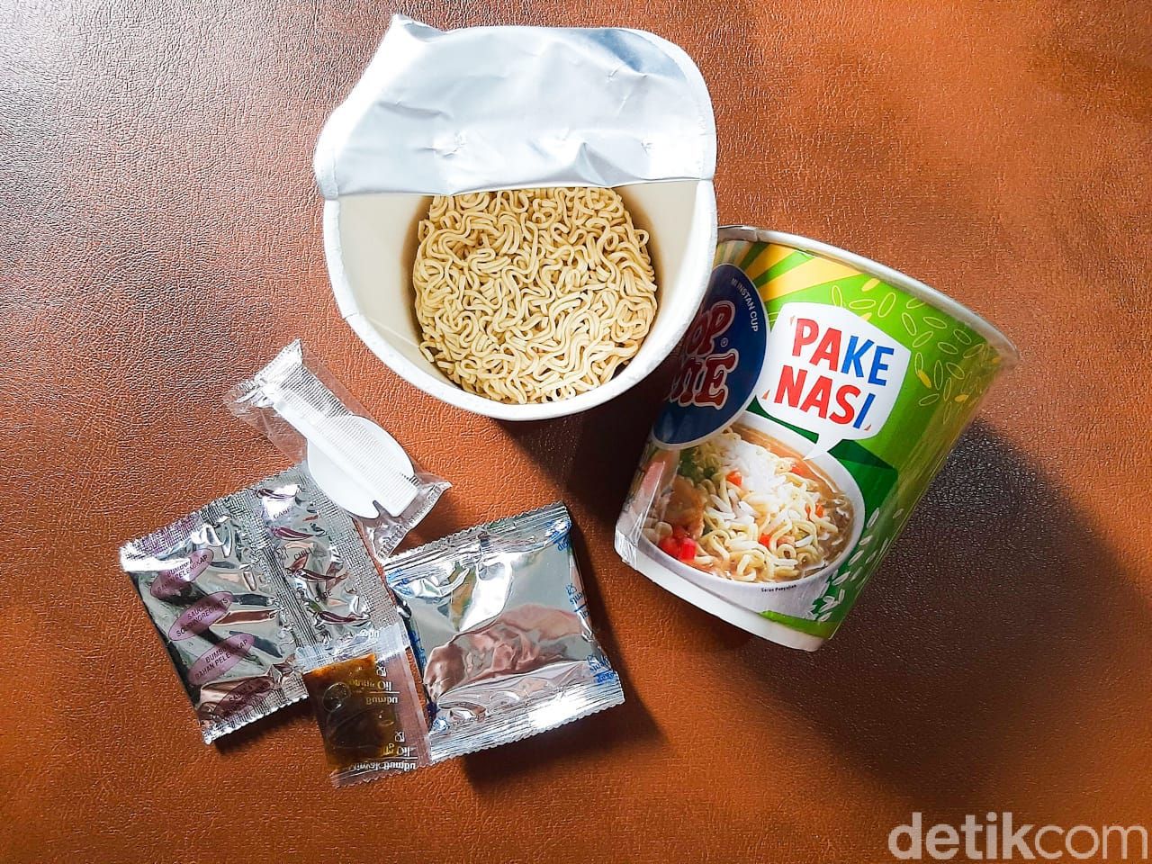 Sensasi Makan Pop Mie Pake Nasi