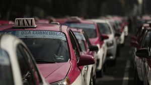 Potret Sopir Taksi Blokir Jalan di Meksiko