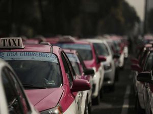 Potret Sopir Taksi Blokir Jalan di Meksiko