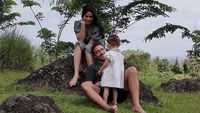 8 Foto Liburan Raisa & Hamish di Magelang, Wajah Bule Anaknya Jadi Sorotan
