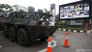 Ada Demo, Rantis Andalan TNI Siaga di Pusat Perbelanjaan Ibu Kota