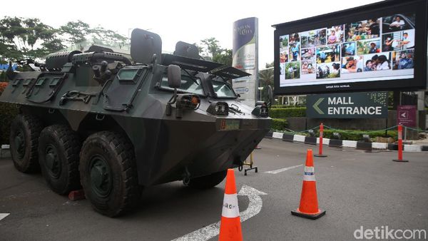Ada Demo, Rantis Andalan TNI Siaga di Pusat Perbelanjaan Ibu Kota