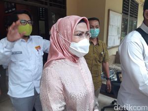Usai Dua Jam Diperiksa, Ratu Tatu Langsung Tinggalkan Bawaslu Banten Usai Dua Jam Diperiksa, Ratu Tatu Langsung Tinggalkan Bawaslu Banten
