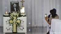 Foto: Robby Sumampow Disemayamkan di Solo