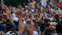 Saat Massa Kepalkan Tangan Dengar Habib Rizieq Segera Pulang