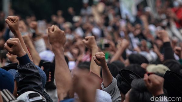 Saat Massa Kepalkan Tangan Dengar Habib Rizieq Segera Pulang