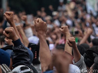 Saat Massa Kepalkan Tangan Dengar Habib Rizieq Segera Pulang