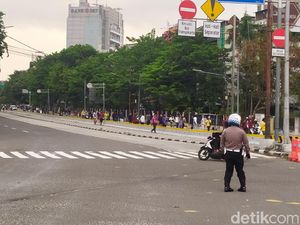 Sekelompok Pemuda Berdatangan Lewat Simpang Harmoni, Polisi Berjaga-jaga Sekelompok Pemuda Berdatangan Lewat Simpang Harmoni, Polisi Berjaga-jaga