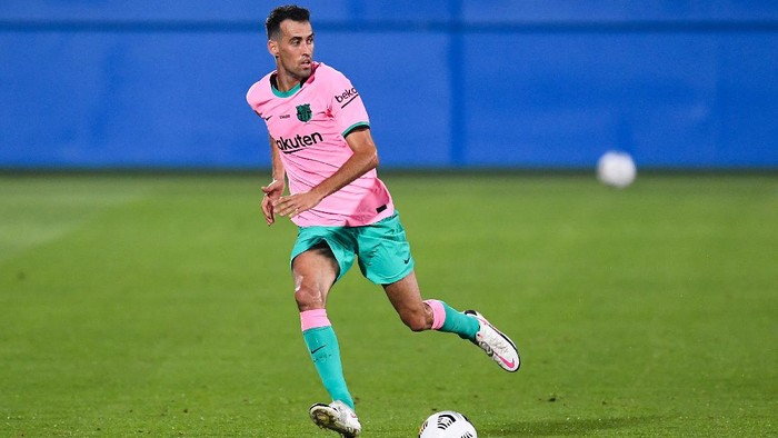 BARCELONA, SPAIN - SEPTEMBER 16: Sergio Busquets of FC Barcelona runs with the ball during the during the pre-season friendly match between FC Barcelona and Girona at Estadi Johan Cruyff on September 16, 2020 in Barcelona, Spain. (Photo by David Ramos/Getty Images)