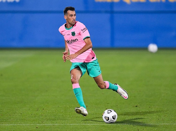 BARCELONA, SPAIN - SEPTEMBER 16: Sergio Busquets of FC Barcelona runs with the ball during the during the pre-season friendly match between FC Barcelona and Girona at Estadi Johan Cruyff on September 16, 2020 in Barcelona, Spain. (Photo by David Ramos/Getty Images)