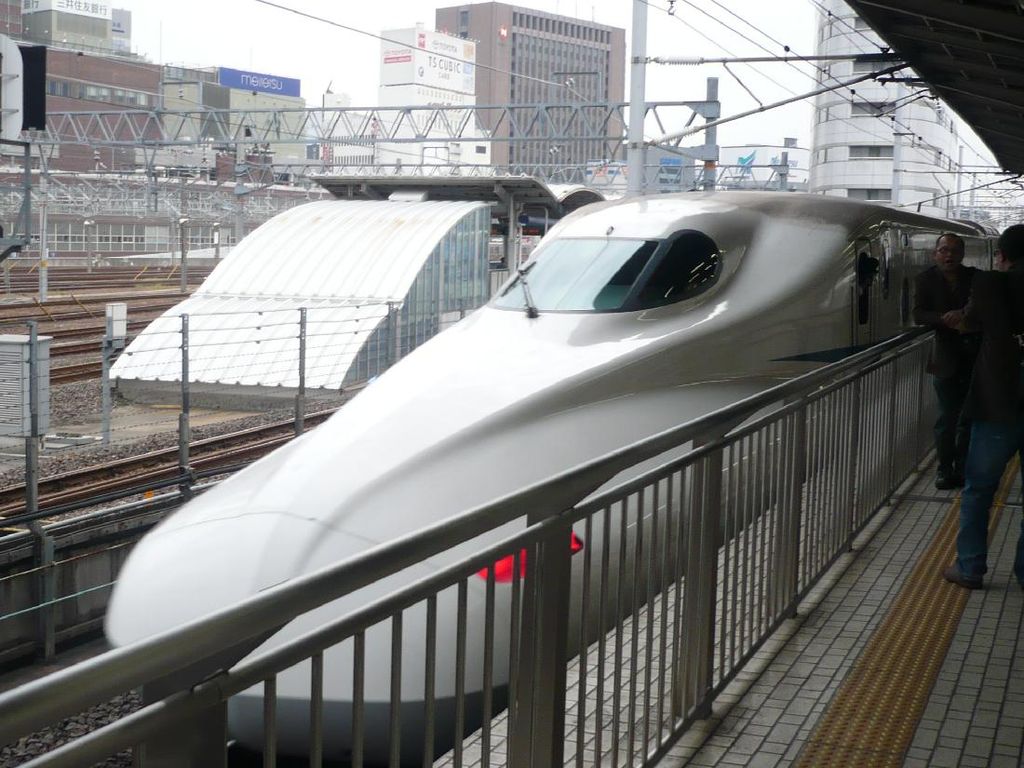 Shinkansen Berhenti Mendadak karena Kakek Mabuk Pukul Kepala Penumpang