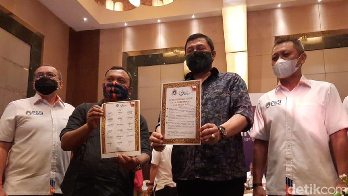 extraordinary club meeting 2020 antara klub Shopee Liga 1 2020 dengan PT LIB dan PSSI, termasuk ketum PSSI Mochamad Iriawan, di Yogyakarta, Selasa (13/10/2020).