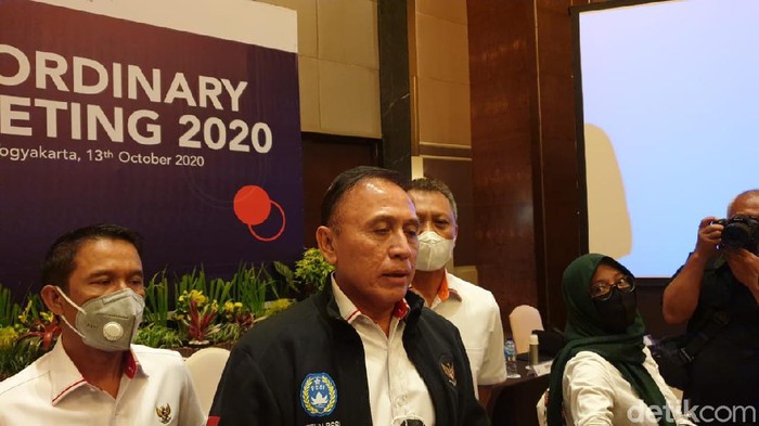 extraordinary club meeting 2020 antara klub Shopee Liga 1 2020 dengan PT LIB dan PSSI, termasuk ketum PSSI Mochamad Iriawan, di Yogyakarta, Selasa (13/10/2020).