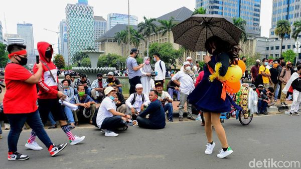 Sosok Ini Bikin Massa Aksi Salah Fokus Saat Demo di Patung Kuda